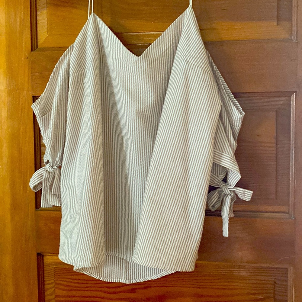 Urban Outfitters— Kimchi Blue— Neutral Sear-sucker